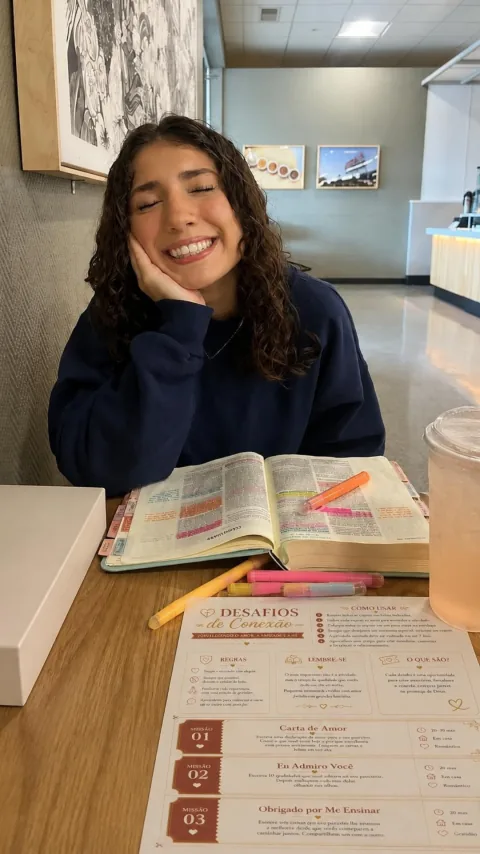 Cliente sorrindo ao lado do material Desafios de Conexão