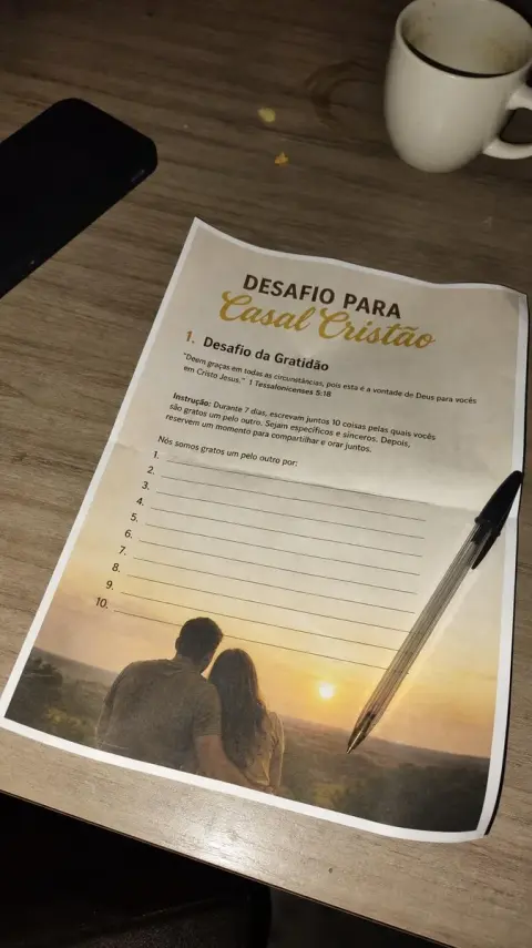 Casal preenchendo o Desafio para Casal Cristão
